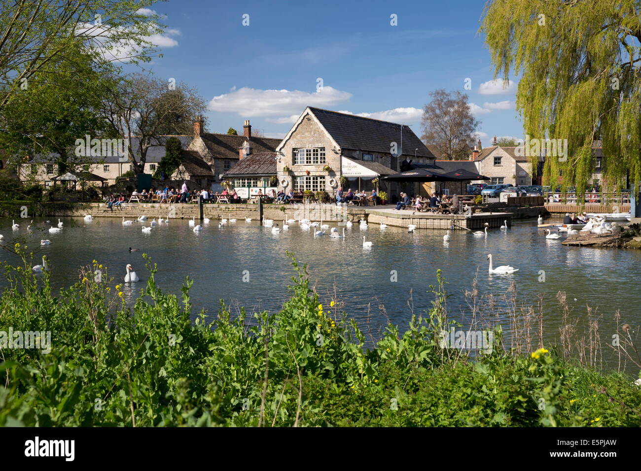 El Pub está en la orilla del río Támesis, Lechlade, Cotswolds, Gloucestershire, Inglaterra, Reino Unido, Europa Foto de stock