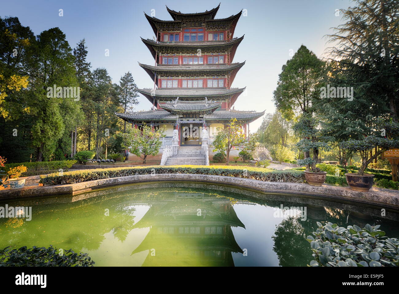 Pabellón de la Eterna claridad con Emerald Pool, Lijiang, Yunnan, China, Asia Foto de stock
