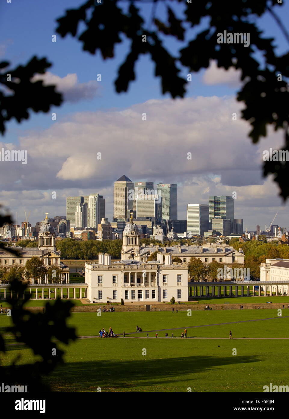 Observatory Hill, el parque Greenwich, sitio UNESCO, Greenwich, y horizonte de Docklands, London, England, Reino Unido Foto de stock