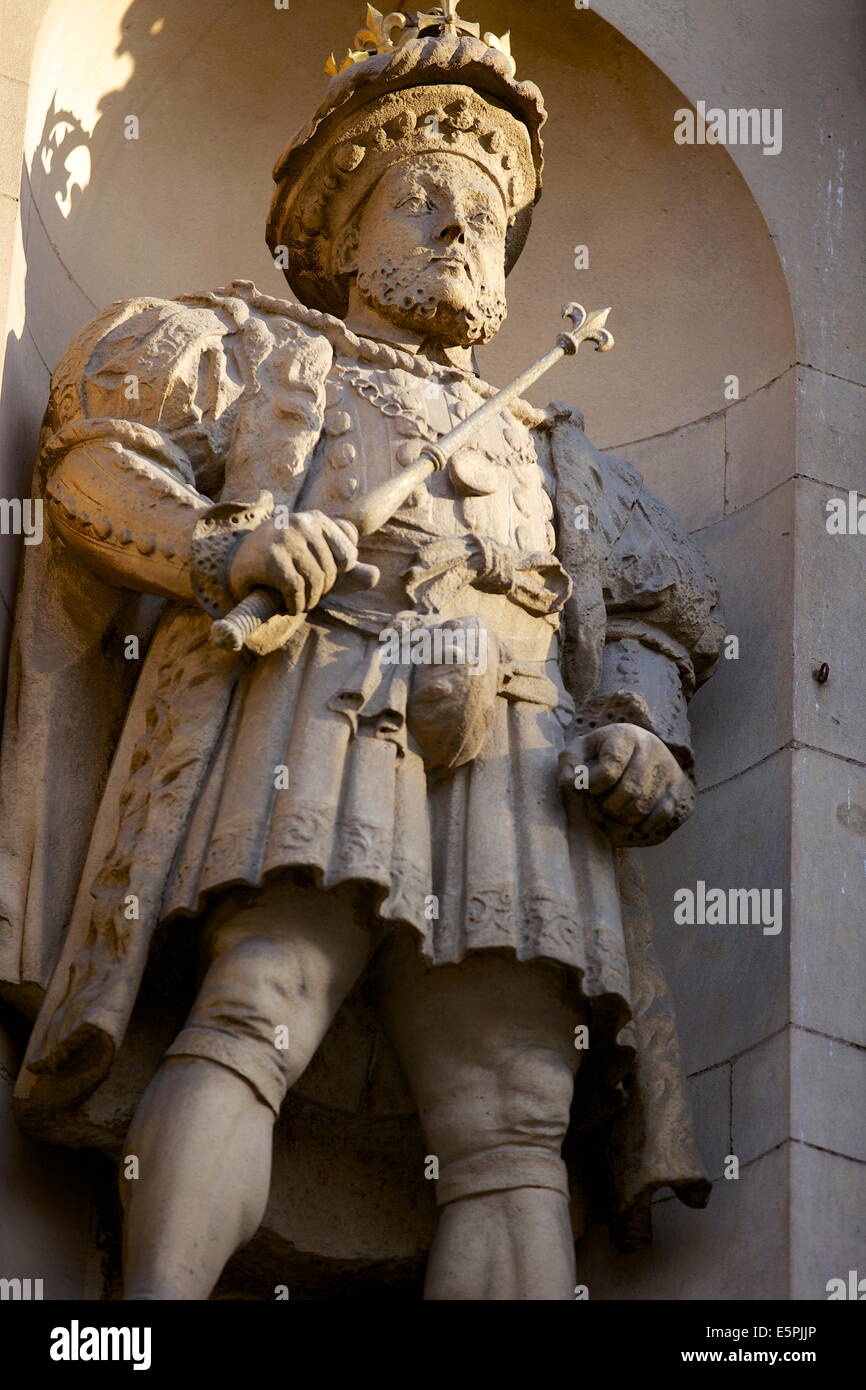 Henry VIII estatua en la Gatehouse de San Bartholomews Hospital (Bart) en West Smithfield, Londres, Inglaterra, Reino Unido Foto de stock