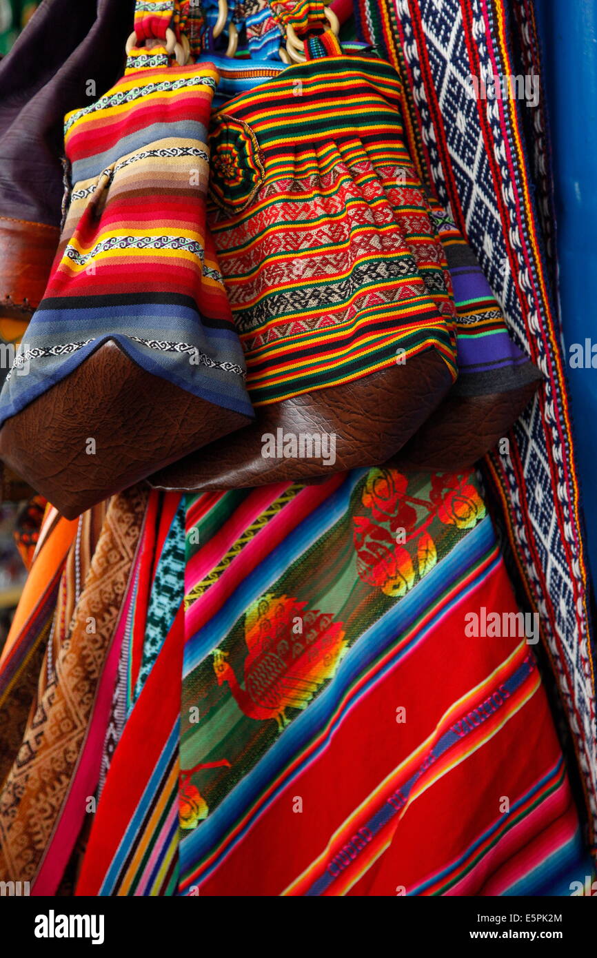 Las alfombras de lana de llama y alpaca para la venta en el mercado, Cuzco, Perú, América del Sur Foto de stock