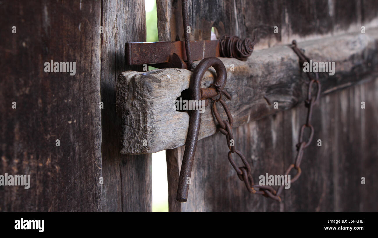 Puerta de madera antigua con un pestillo de hierro Foto de stock