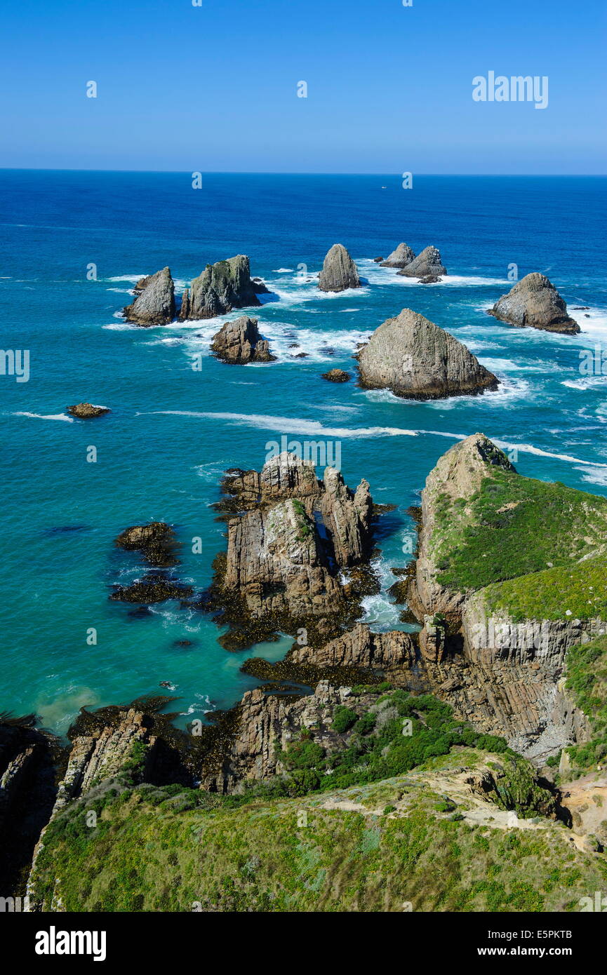 Vista desde el faro de Nugget Point en las aguas color turquesa con enormes rocas, los Catlins, Isla del Sur, Nueva Zelanda, el Pacífico Foto de stock