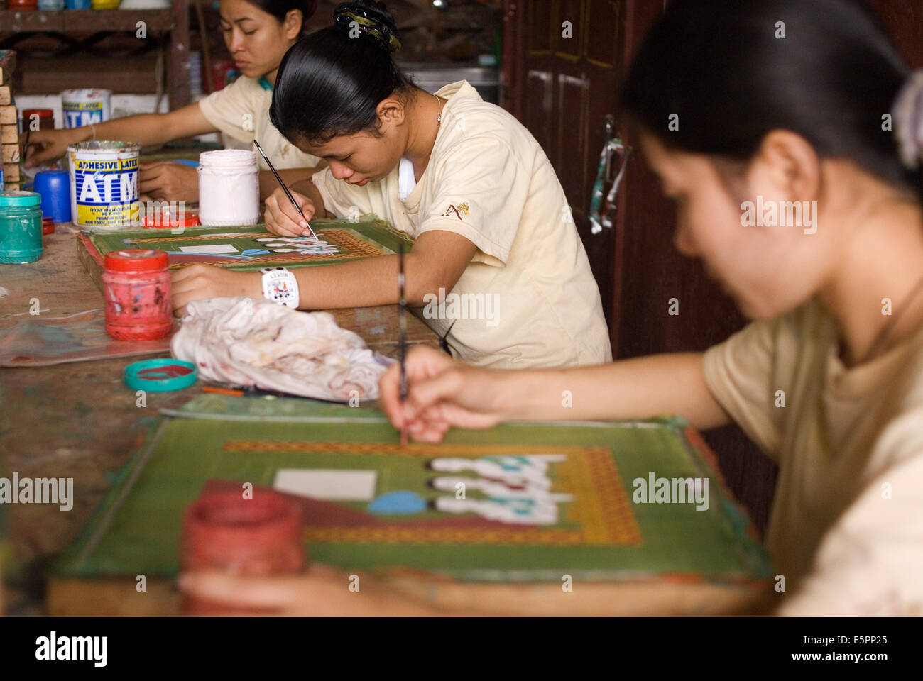 Pintor en el trabajo de los artesanos d'Angkor, Siem Reap, Camboya. El taller de artesanías. Siem Reap. Camboya. Los artesanos de Angkor fue creat Foto de stock