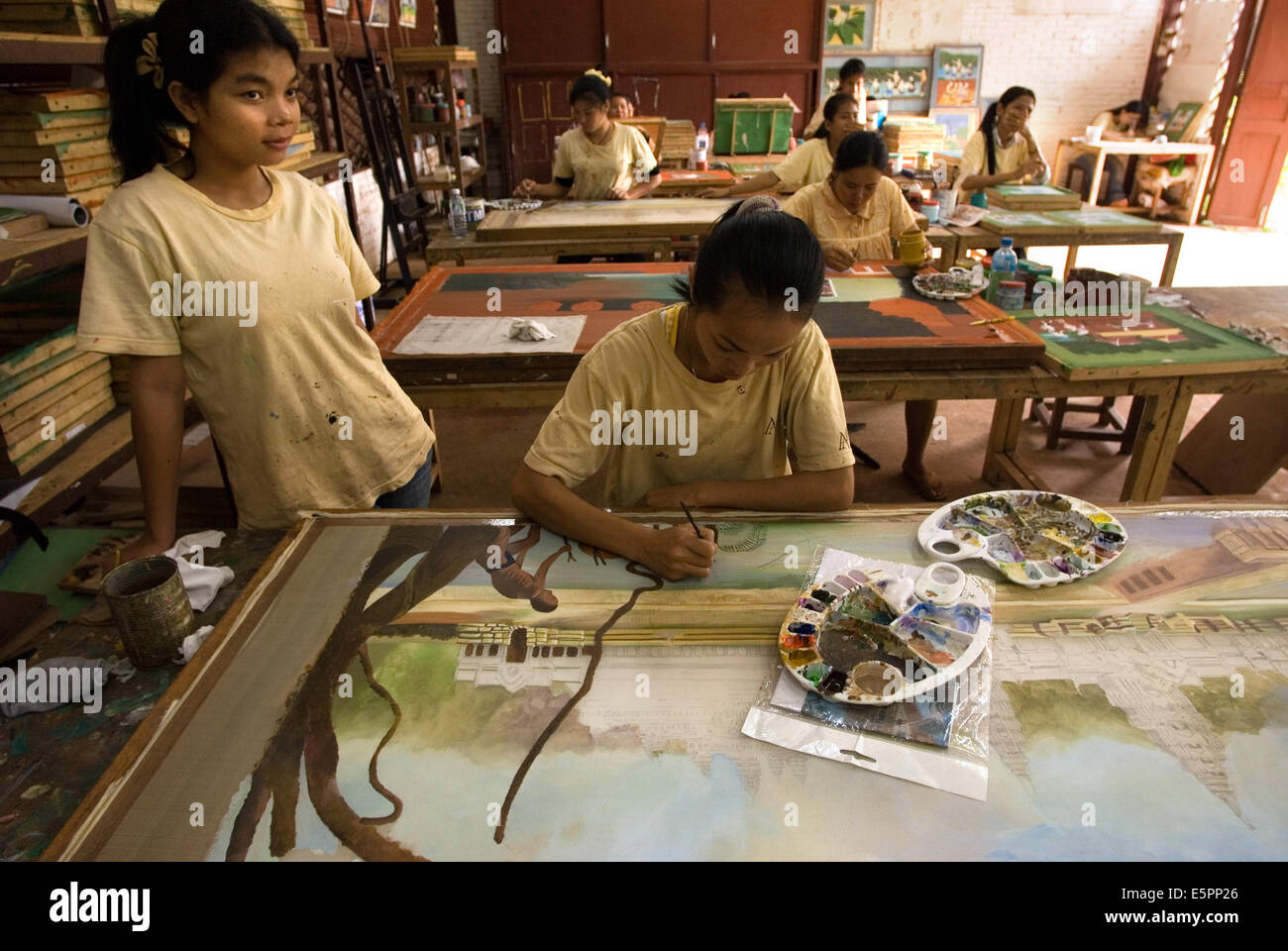 Pintor en el trabajo de los artesanos d'Angkor, Siem Reap, Camboya. El taller de artesanías. Siem Reap. Camboya. Los artesanos de Angkor fue creat Foto de stock