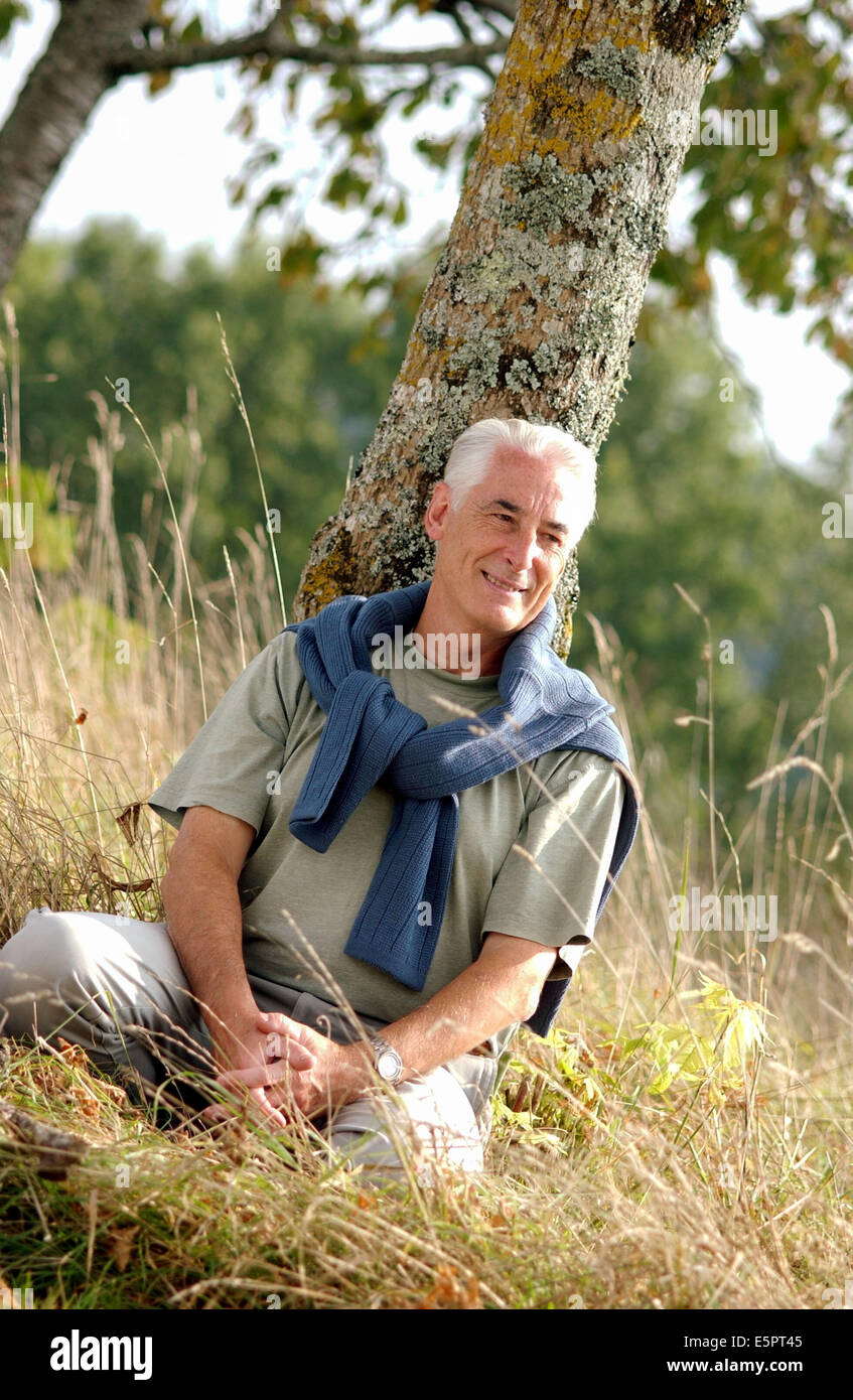 Hombre de 60 años de relax en el campo. Foto de stock