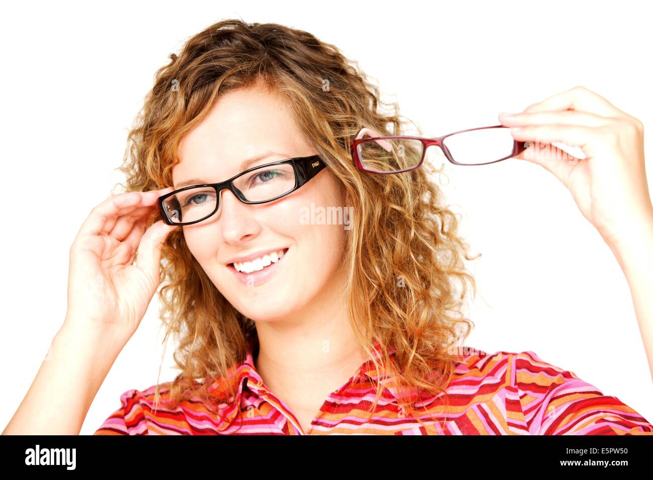 Mujer probando diferentes marcos para lentes recetados en el óptico  Fotografía de stock - Alamy