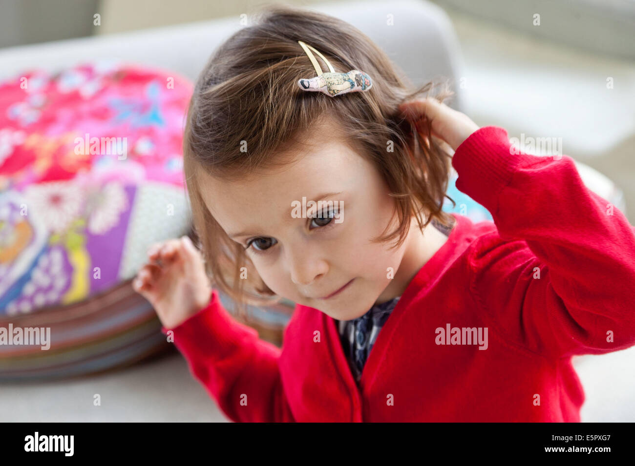 Niña de 3 años de edad rascarse el cuero cabelludo Fotografía de stock -  Alamy
