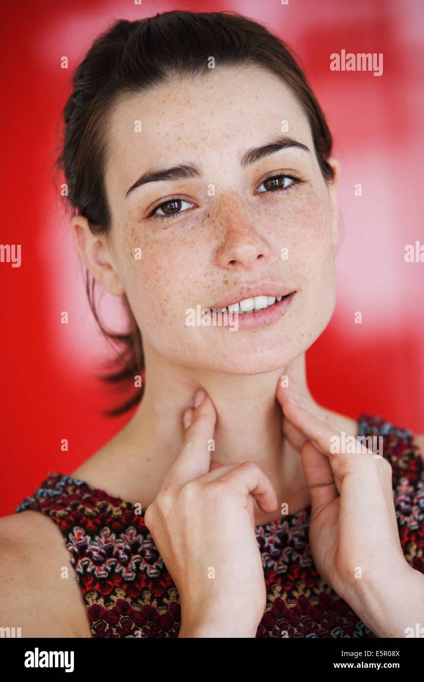Mujer de auto-examen de su garganta. Foto de stock