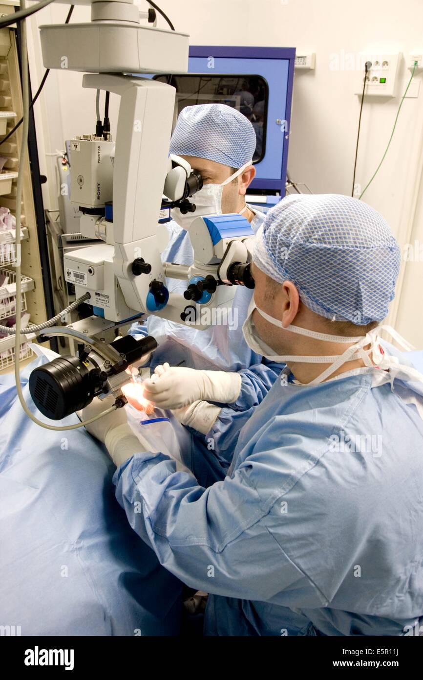 Cirujano Oftalmólogo realiza injerto corneal. Foto de stock