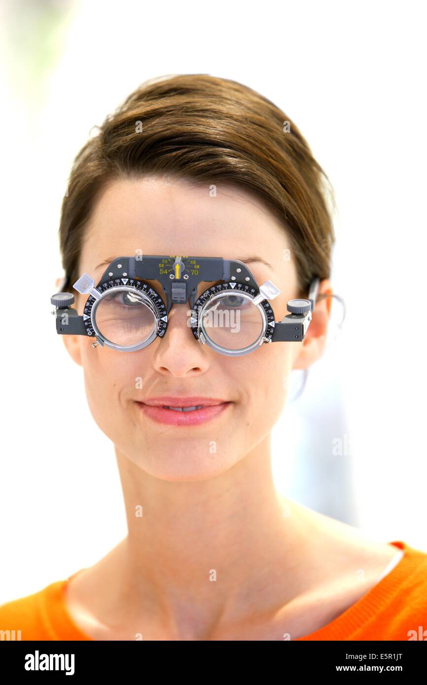El óptico trata diferentes lentes oftálmicas para gafas graduadas  Fotografía de stock - Alamy
