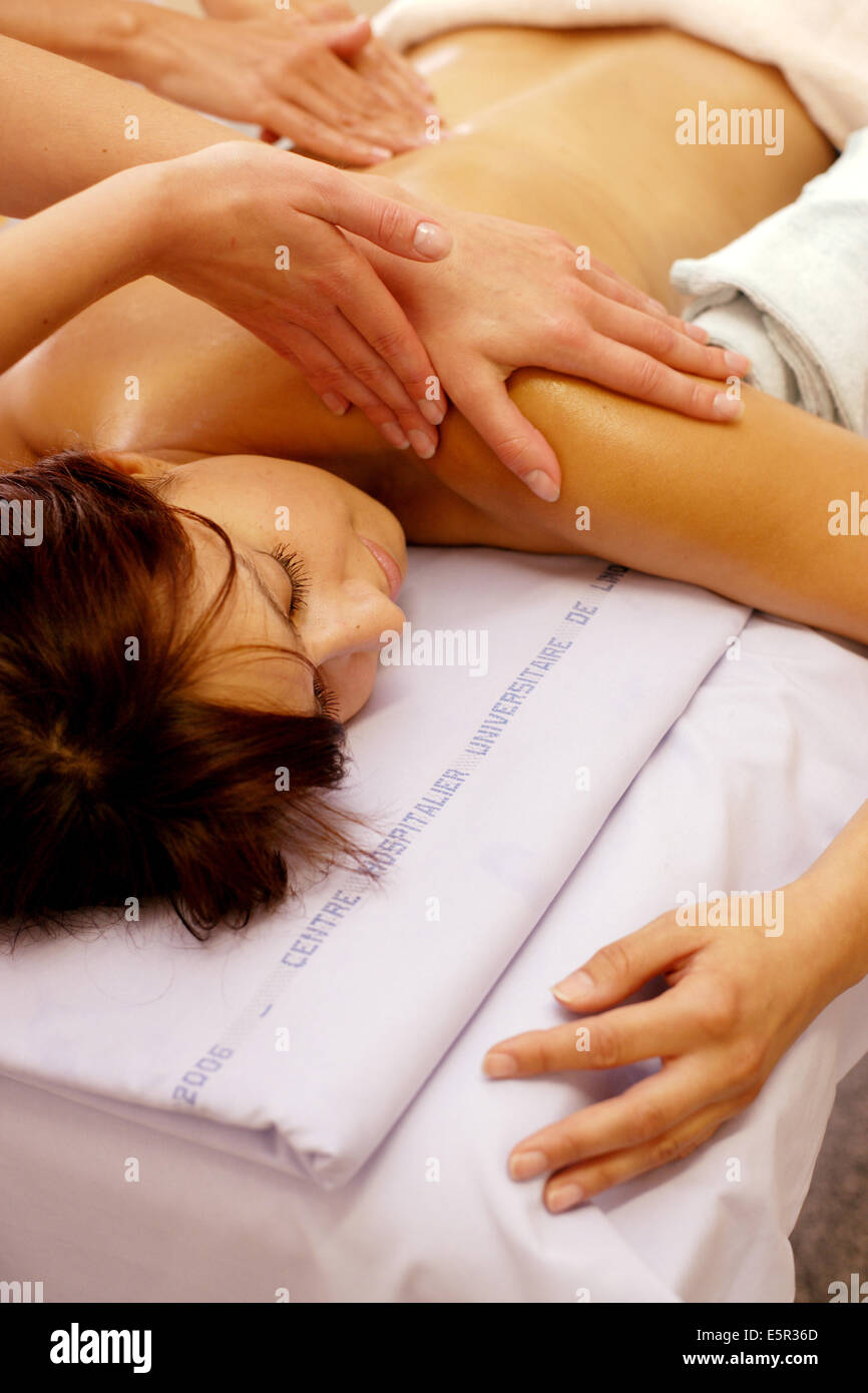 Un paciente recibe masajes mano proporcionada por una enfermera-sophrologist el bienestar espacio, hospital de Limoges, Francia. Foto de stock