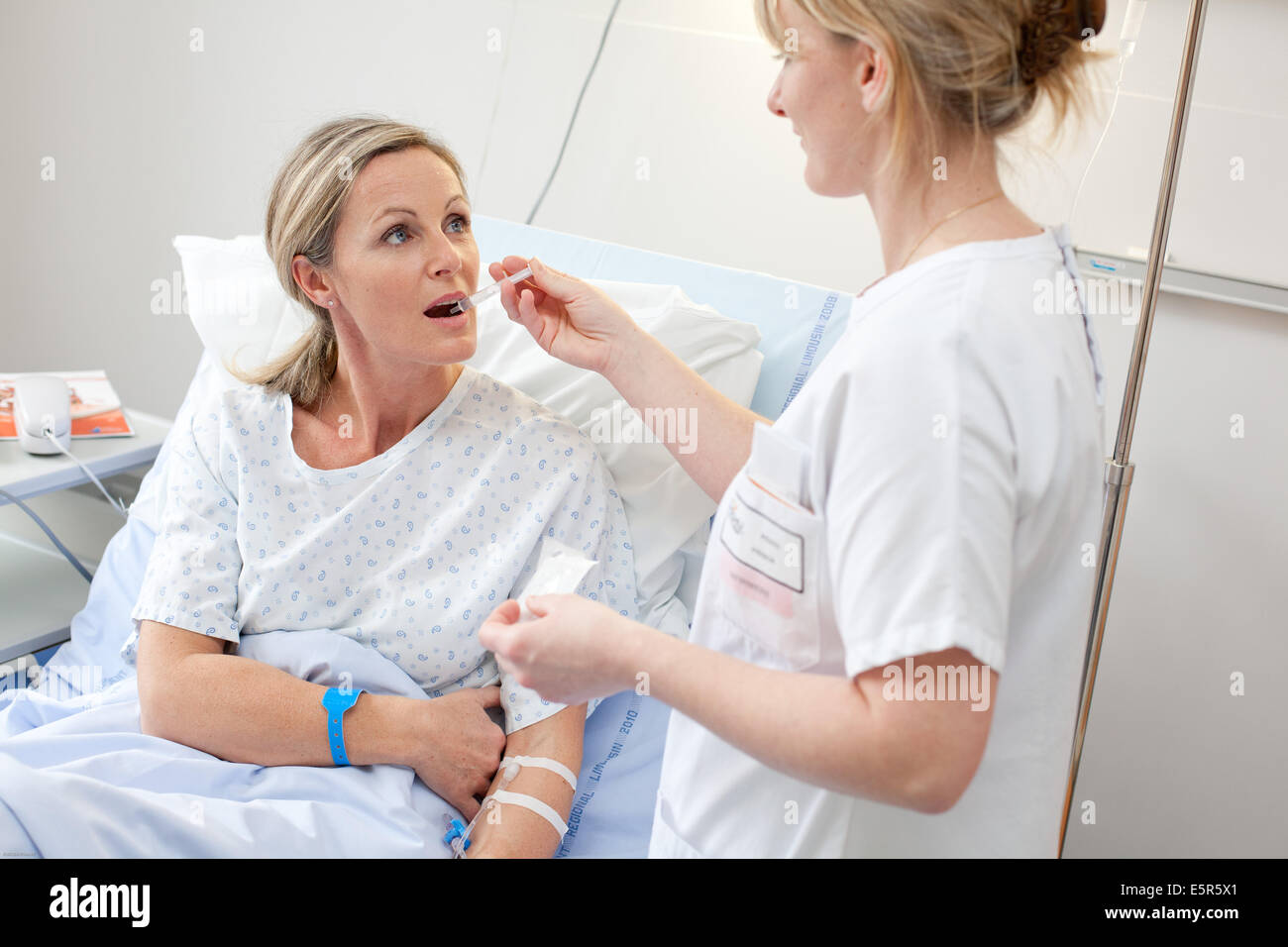 Enfermera de administrarle el medicamento a un paciente en el hospital, el  hospital de Limoges, Francia Fotografía de stock - Alamy