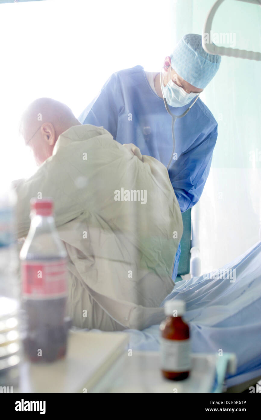 El Doctor Ward ronda en unidad estéril, del Departamento de Hematología e Inmunología, hospital de Limoges, Francia. Foto de stock