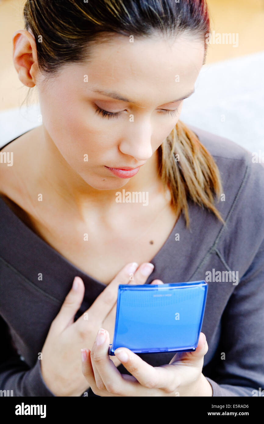 Mujer inspección de belleza en el espejo. Foto de stock
