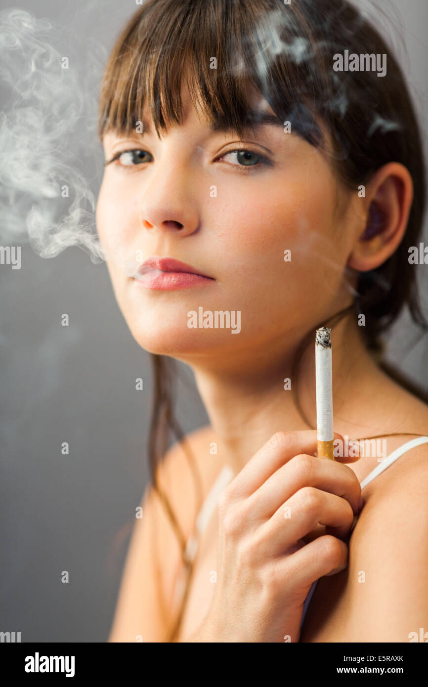 Mujer con un cigarrillo fotografías e imágenes de alta resolución Alamy