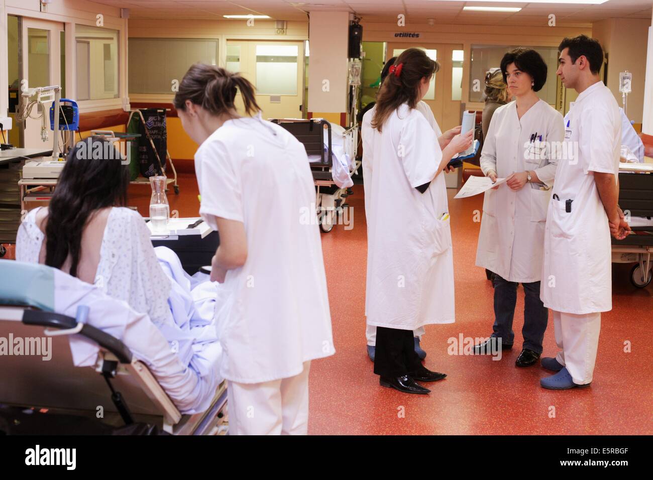 Enfermera hablando con un paciente, el personal médico : Médico de hospital, trabajador social y médico internista, urgencias, Limoges Foto de stock