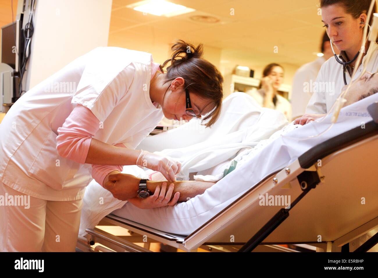 Enfermera tomar muestra de sangre de un paciente, urgencias, hospital de  Limoges, Francia Fotografía de stock - Alamy