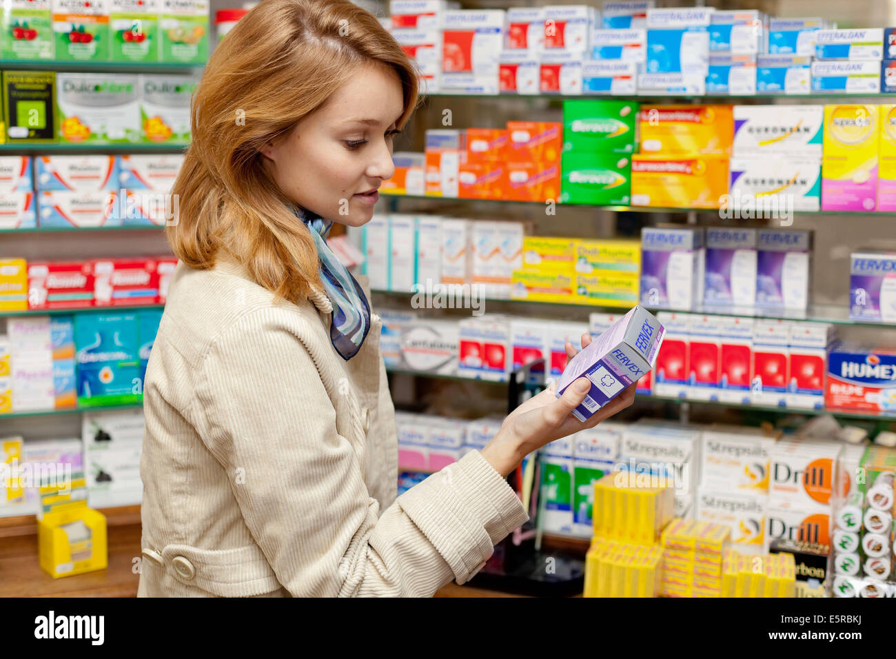 Mujer comprar medicamentos en una farmacia. Foto de stock
