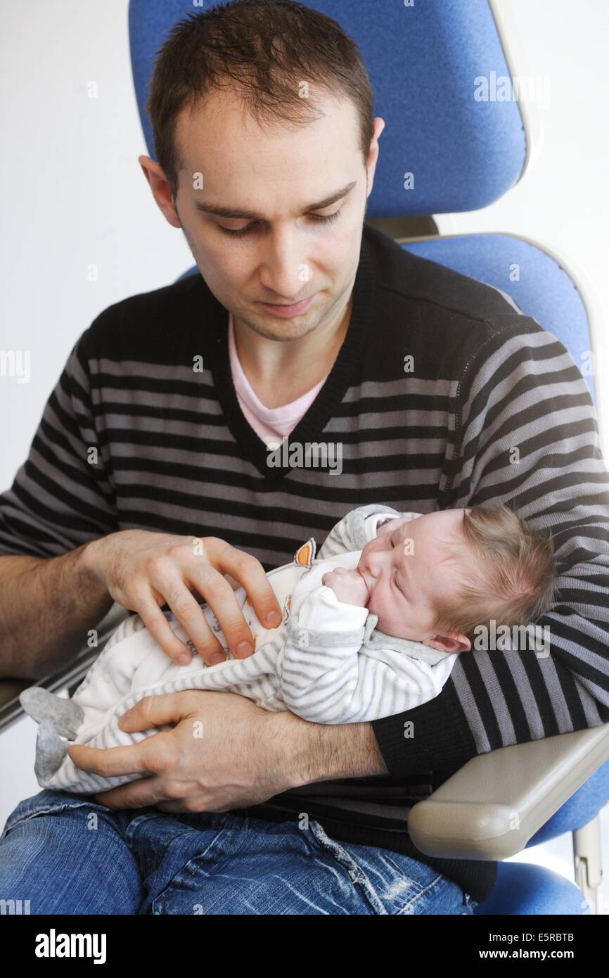 Padre con su bebé recién nacido, Departamento de Obstetricia y Ginecología,  Hospital de Limoges, Francia Fotografía de stock - Alamy