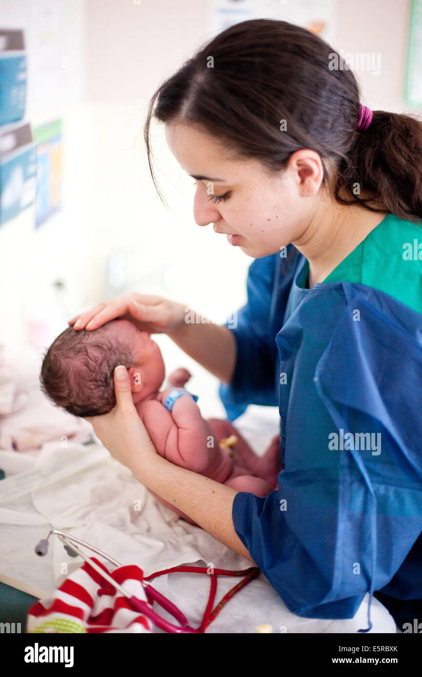 La comadrona cuidar a un bebé recién nacido, el departamento de maternidad hospital Cochin, París, Francia. Foto de stock