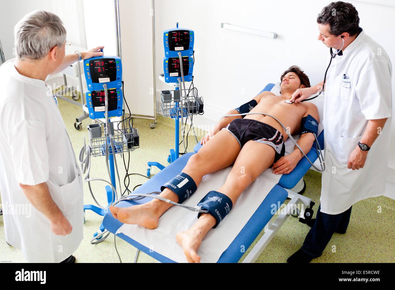 Medición del índice de presión arterial sistémica, hospital de Limoges, Francia. Foto de stock