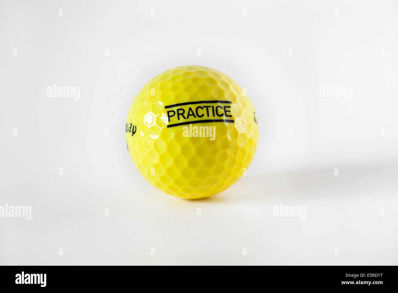Practicar el golf bola amarilla Fotografía de stock - Alamy