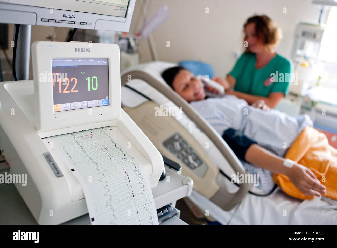 Mujer embarazada a término, pasando por la monitorización fetal