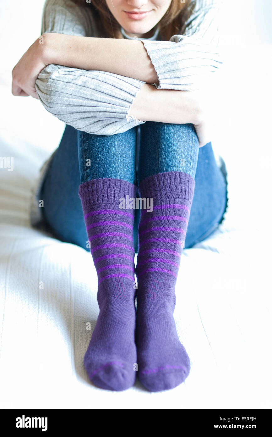 Mujer vistiendo calcetines. Foto de stock