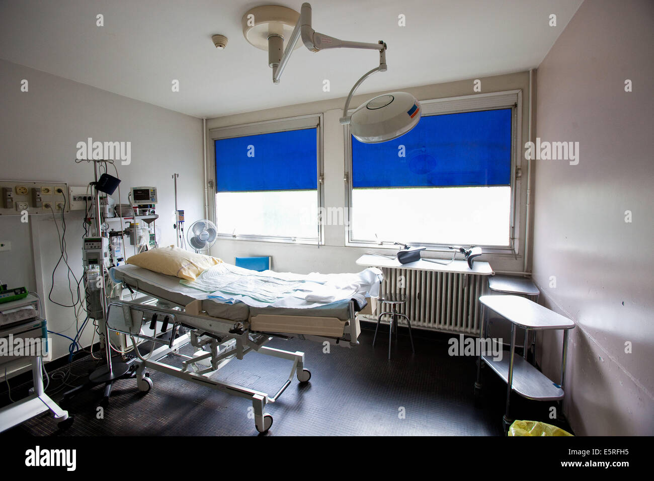 Sala laboral vacía, departamento de maternidad hospital Cochin, París,  Francia Fotografía de stock - Alamy