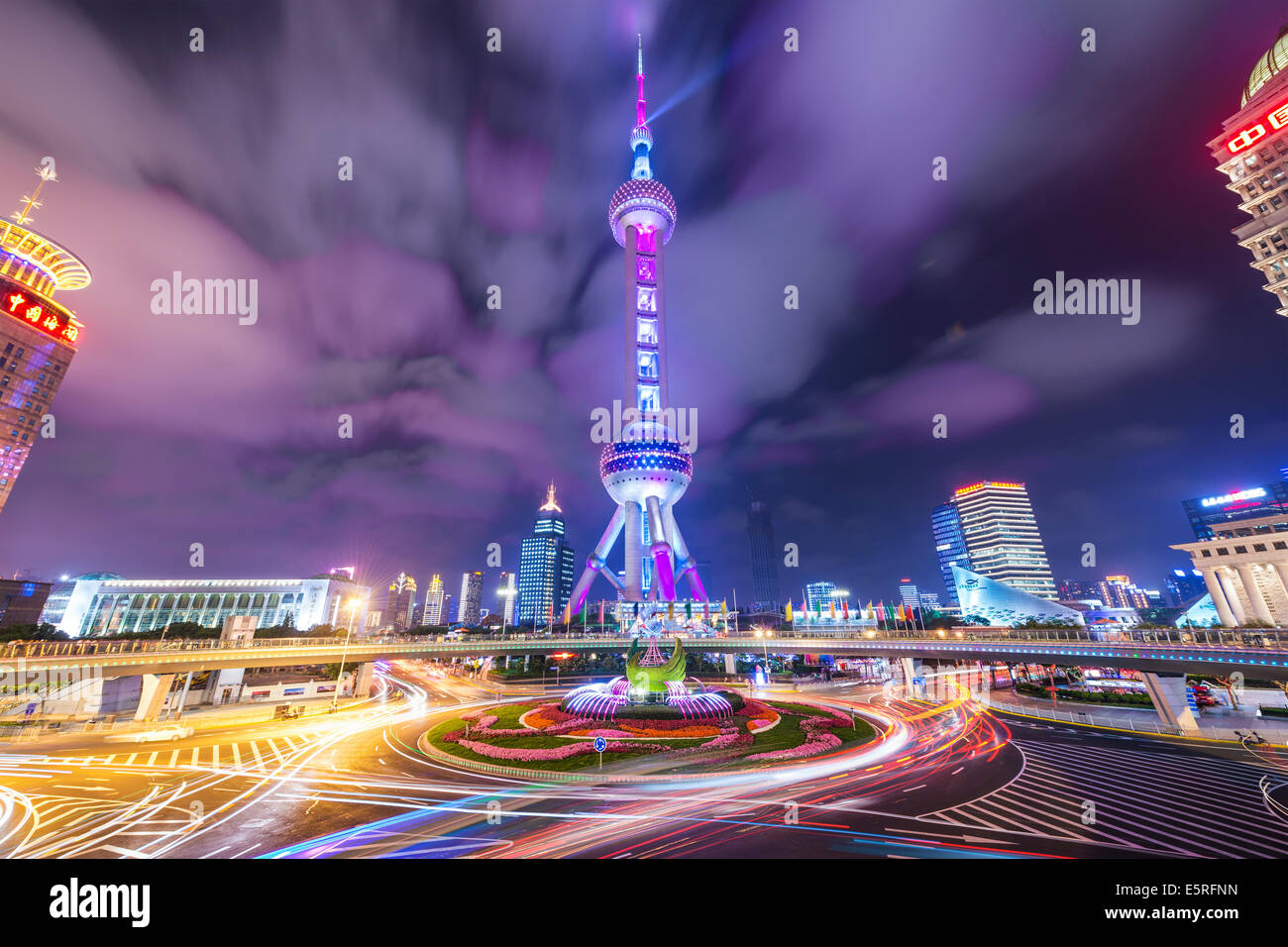 La Oriental Pearl Tower de noche en el distrito financiero de Lujiazui de Shanghai, China. Foto de stock