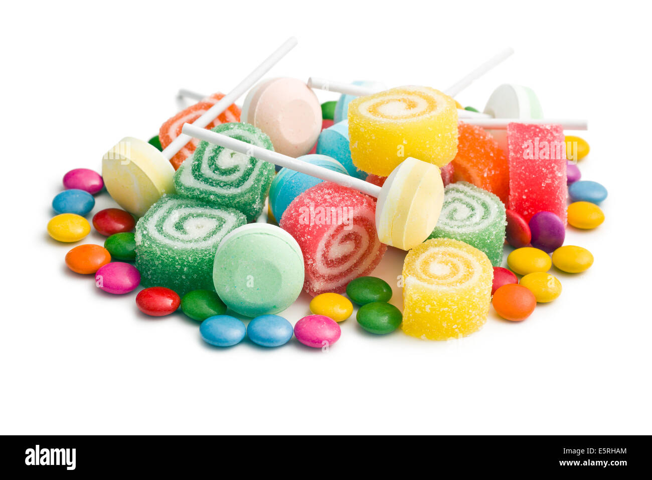Caramelos de colores sobre fondo blanco. Foto de stock