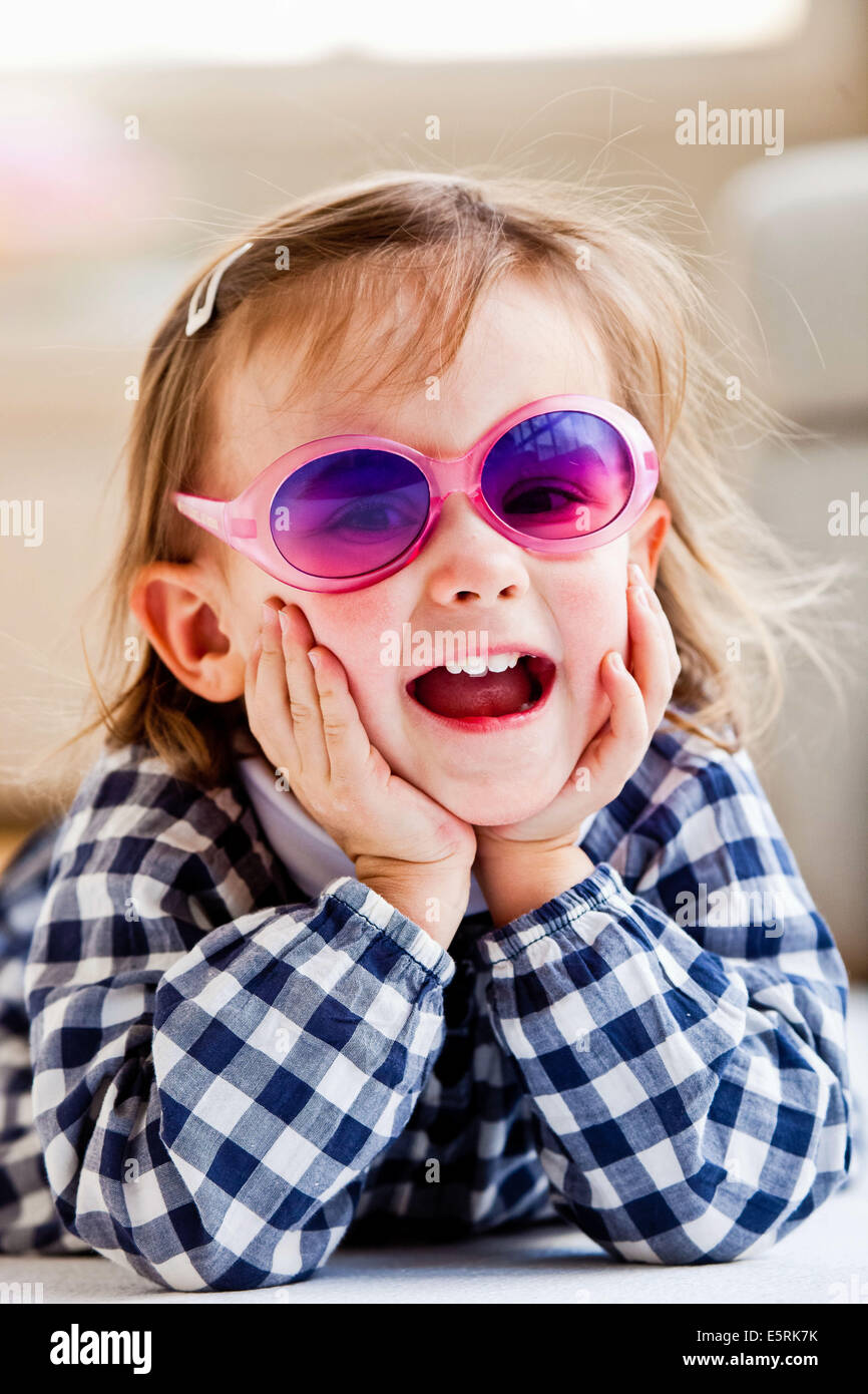 Ni a de 3 a os vistiendo las gafas de color rosa Fotograf a de