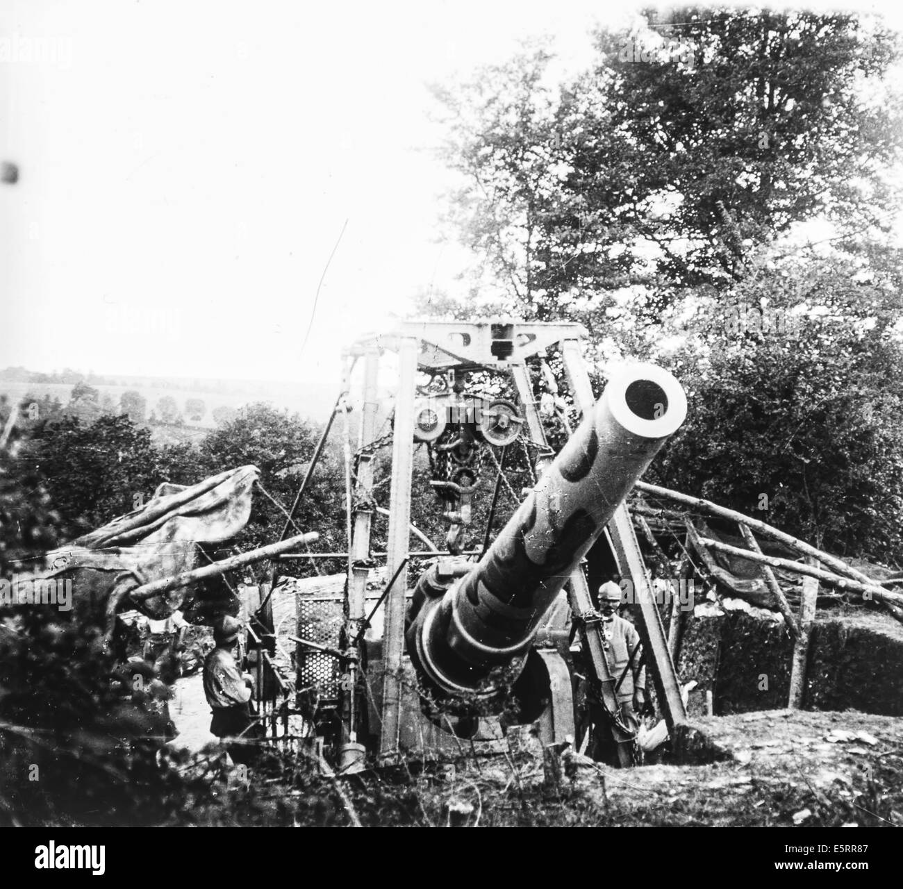 Captura de una pieza de artillería pesada de 240 mm por el ejército francés en 1917. Foto de stock