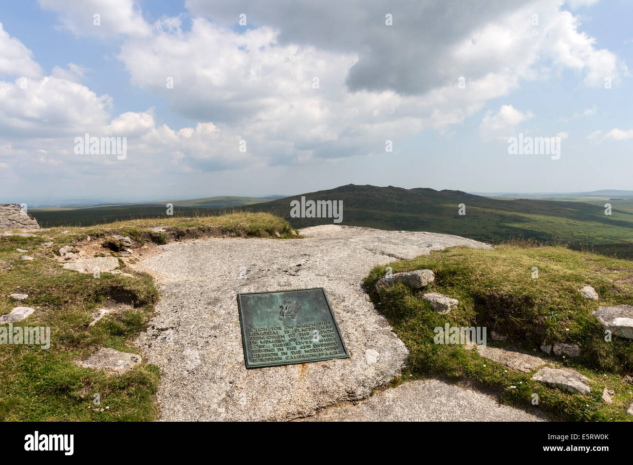 Placa conmemorativa en la Cumbre de áspero Tor, Bodmin Moor, Cornualles, Inglaterra Foto de stock
