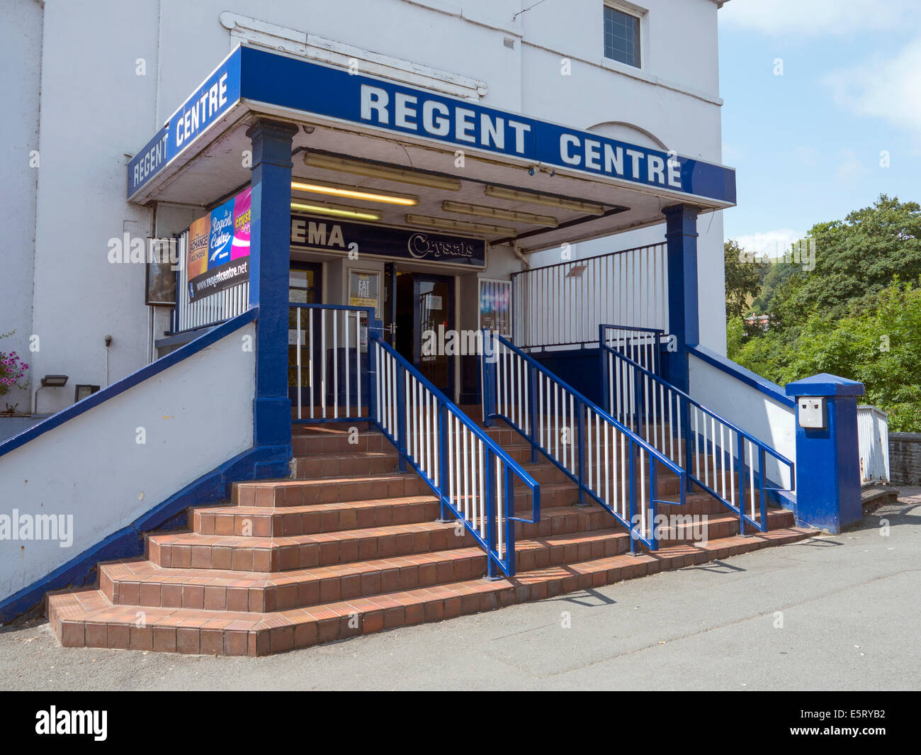 La entrada frontal de cine Regent pasos en Newtown Powys, Gales, Reino Unido. Foto de stock