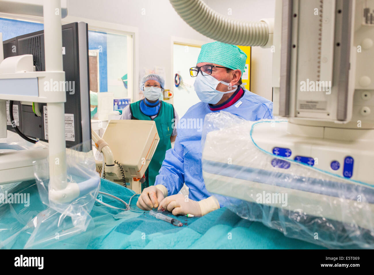 Tratamiento de la estenosis de la arteria renal por embolización, hospital de Angulema, Francia . Foto de stock