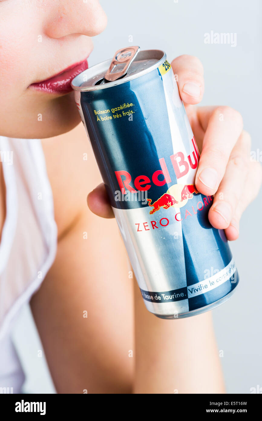 Red Bull®: taurina y cafeína-basado de la bebida energética Fotografía de  stock - Alamy