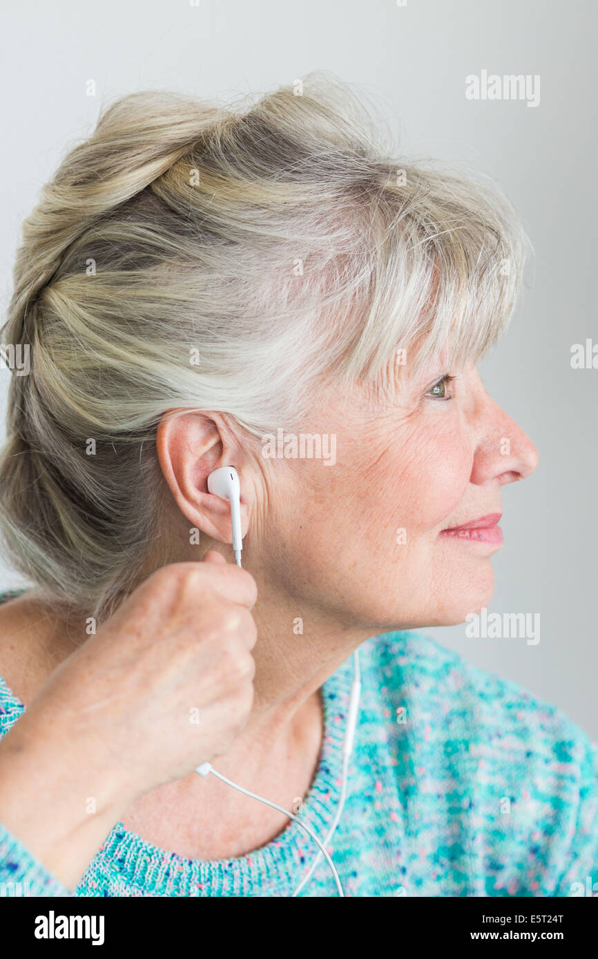 Mujer escuchando música. Foto de stock