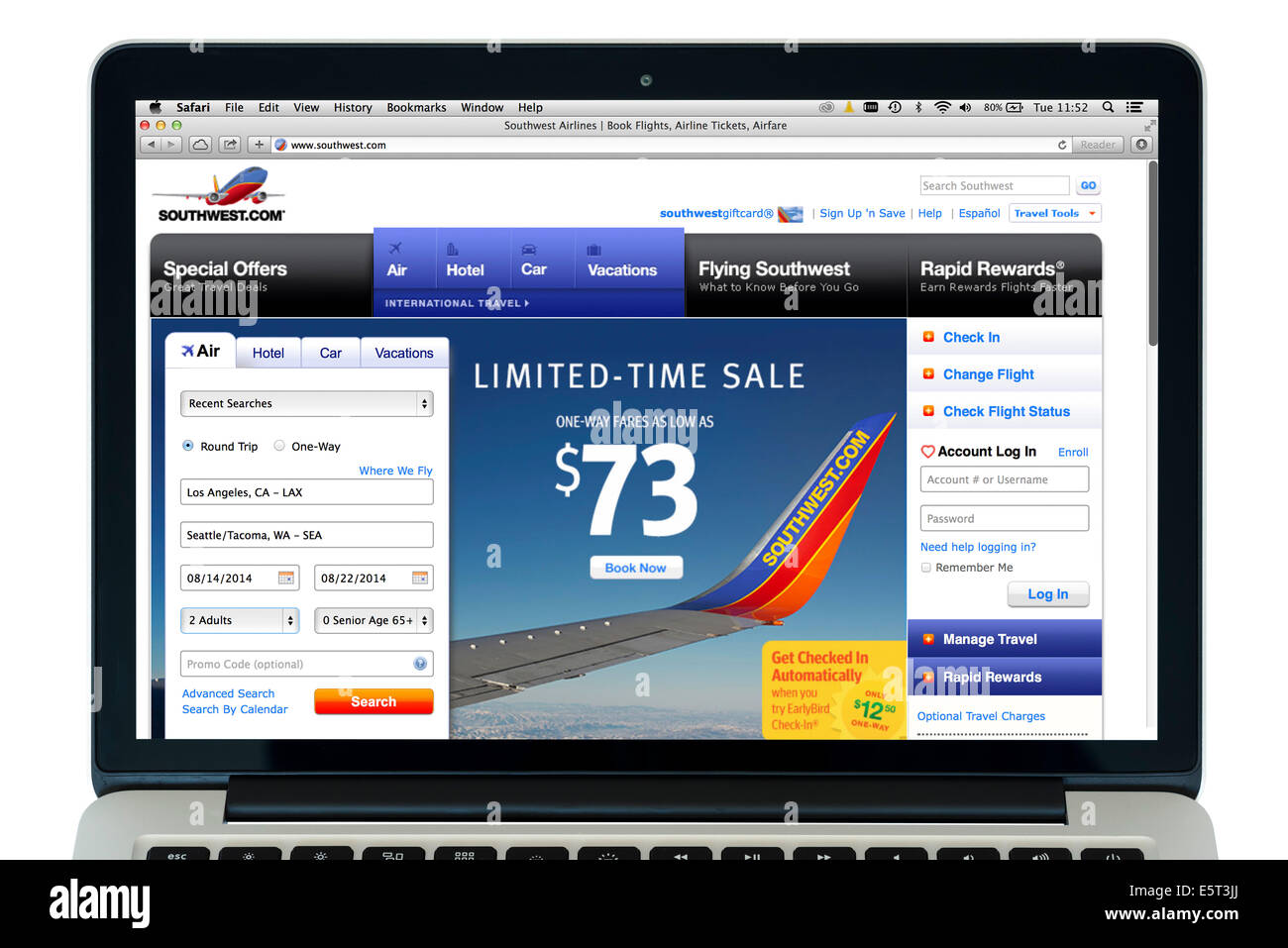 Reservar un vuelo de Southwest Airlines en un 13" MacBook Pro de Apple Computer, EE.UU. Foto de stock