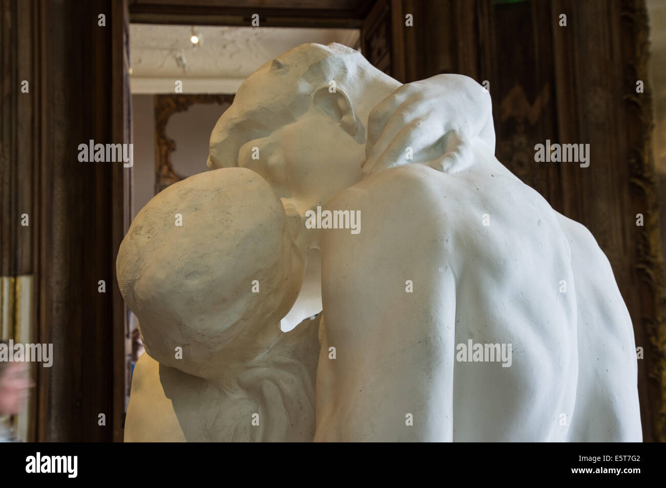 El Beso, escultura en mármol de Auguste Rodin, el Museo Rodin en París, Francia Foto de stock
