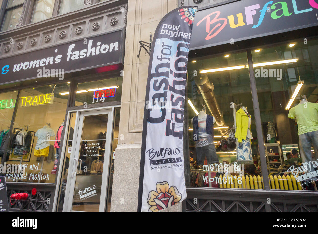 Tienda de ropa de segunda mano en el barrio de Chelsea, en Nueva York  Fotografía de stock - Alamy