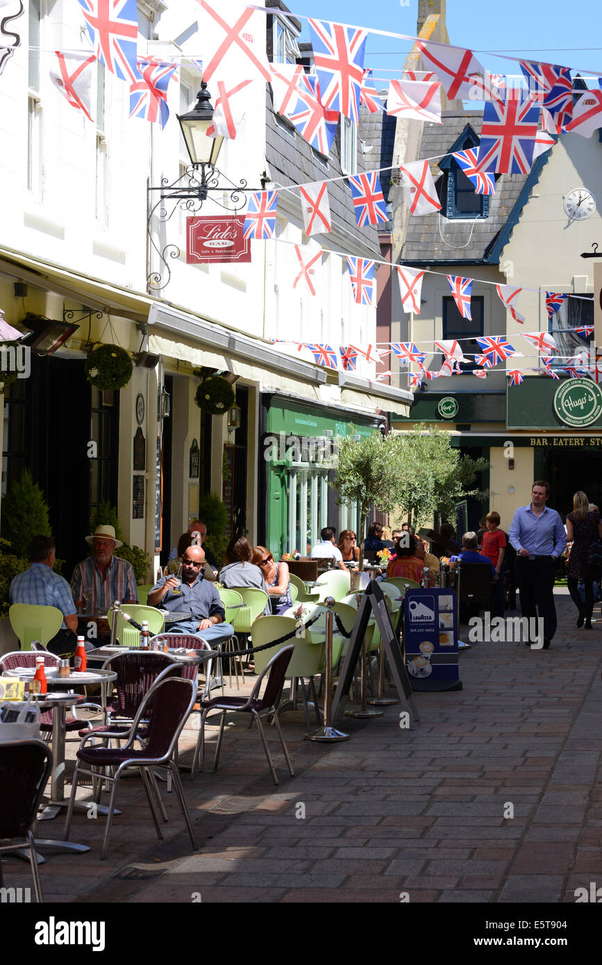 Elegante brasserie y cenar al aire libre en la calle Halkett, Jersey, Islas del Canal, GB Foto de stock