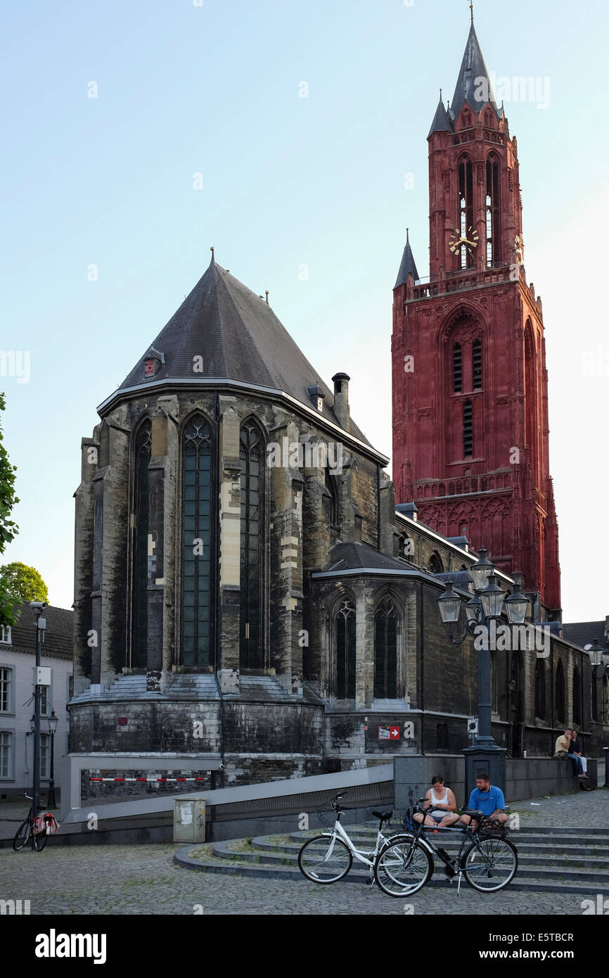Iglesia de San Juan con su peculiar y singular torre roja en Maastricht, la provincia de Limburg, Países Bajos Foto de stock
