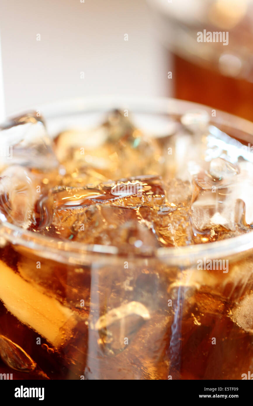 Los refrescos de cola de hielo en el fondo de cristal para bebidas. Foto de stock