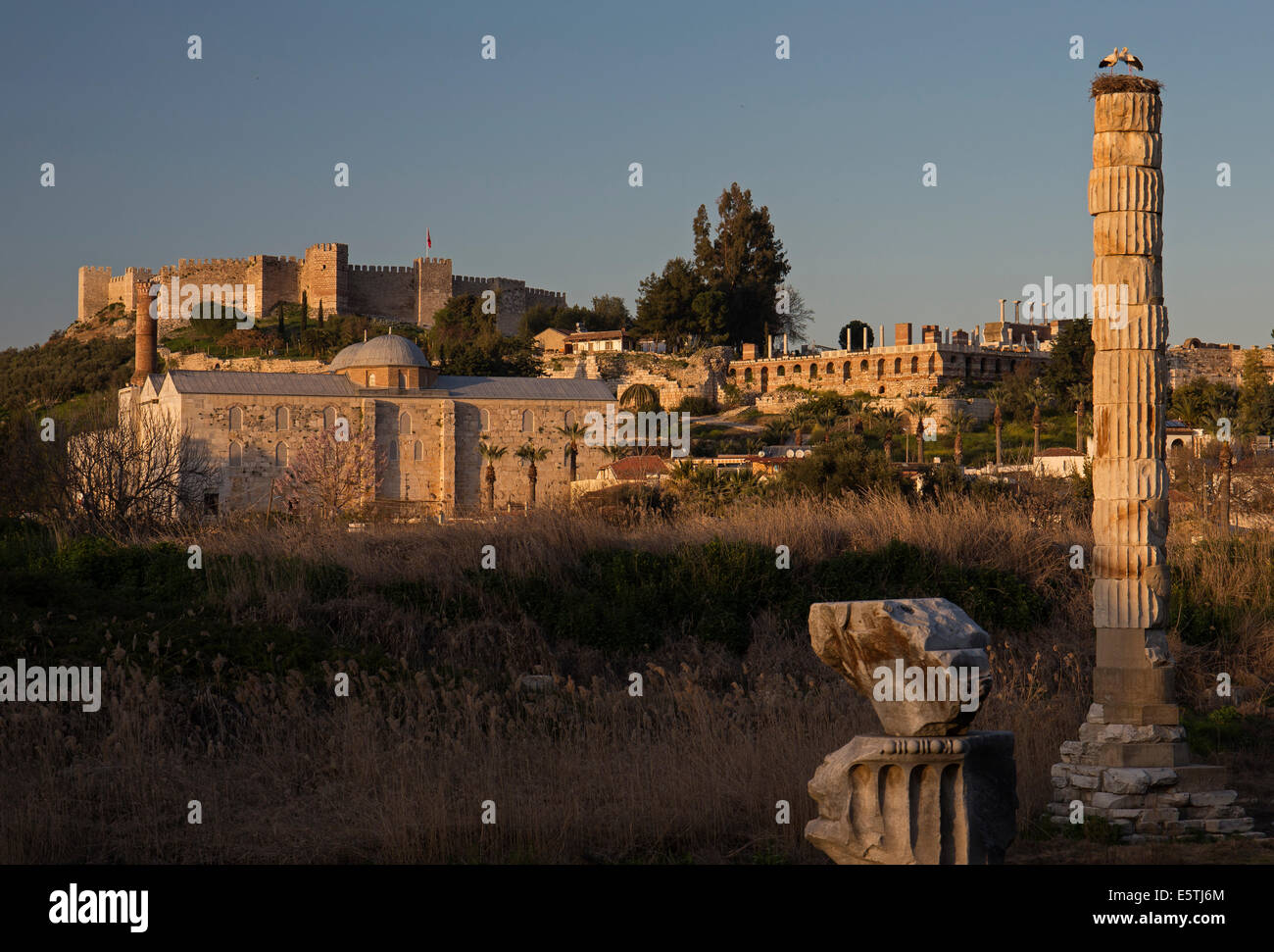Templo de Artemisa Basílica de San Juan de fondo y la mezquita de Isa Bey Selçuk Turquía Foto de stock