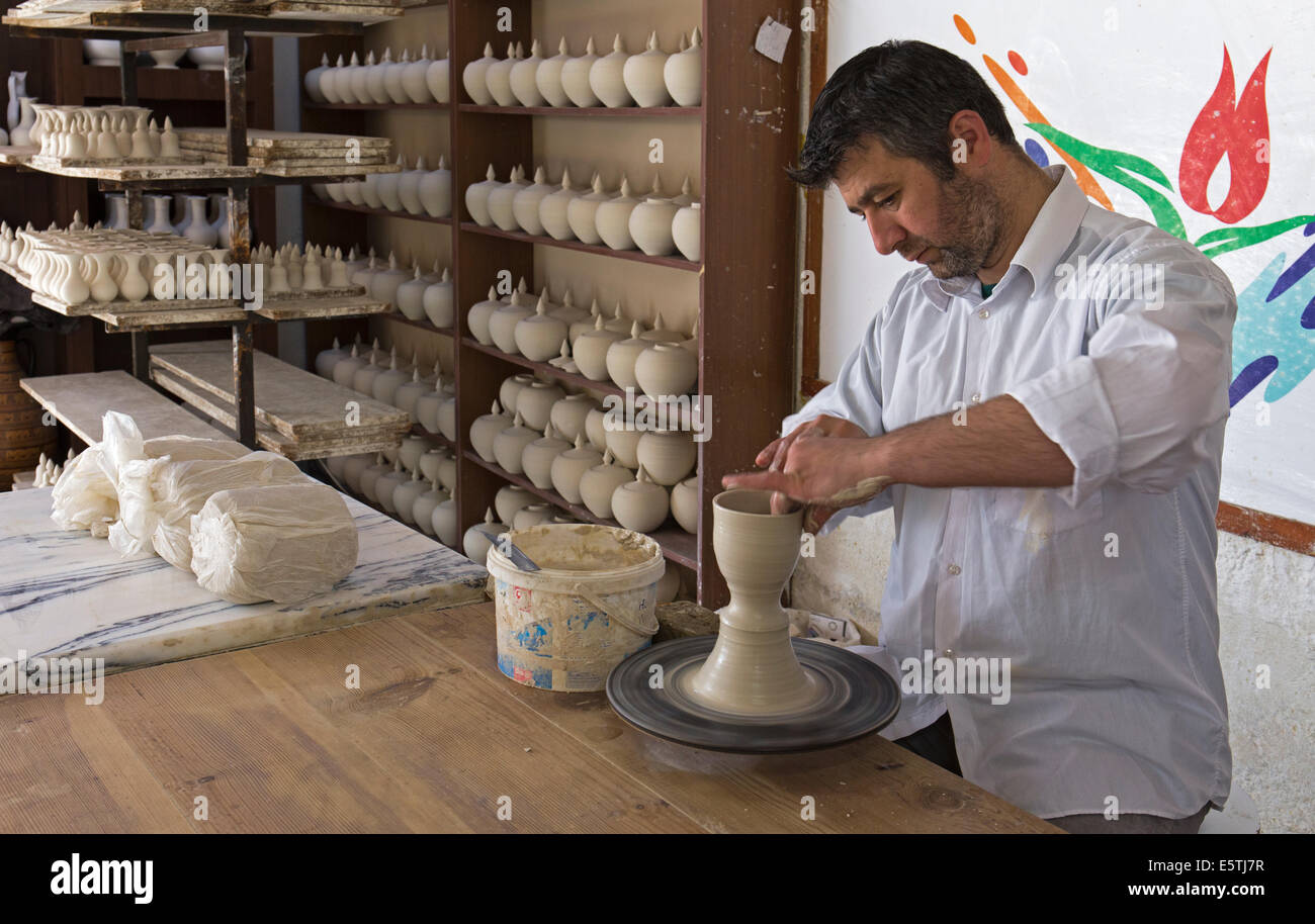 La artista de cerámica artesanal de moldeo Selçuk Turquía Foto de stock