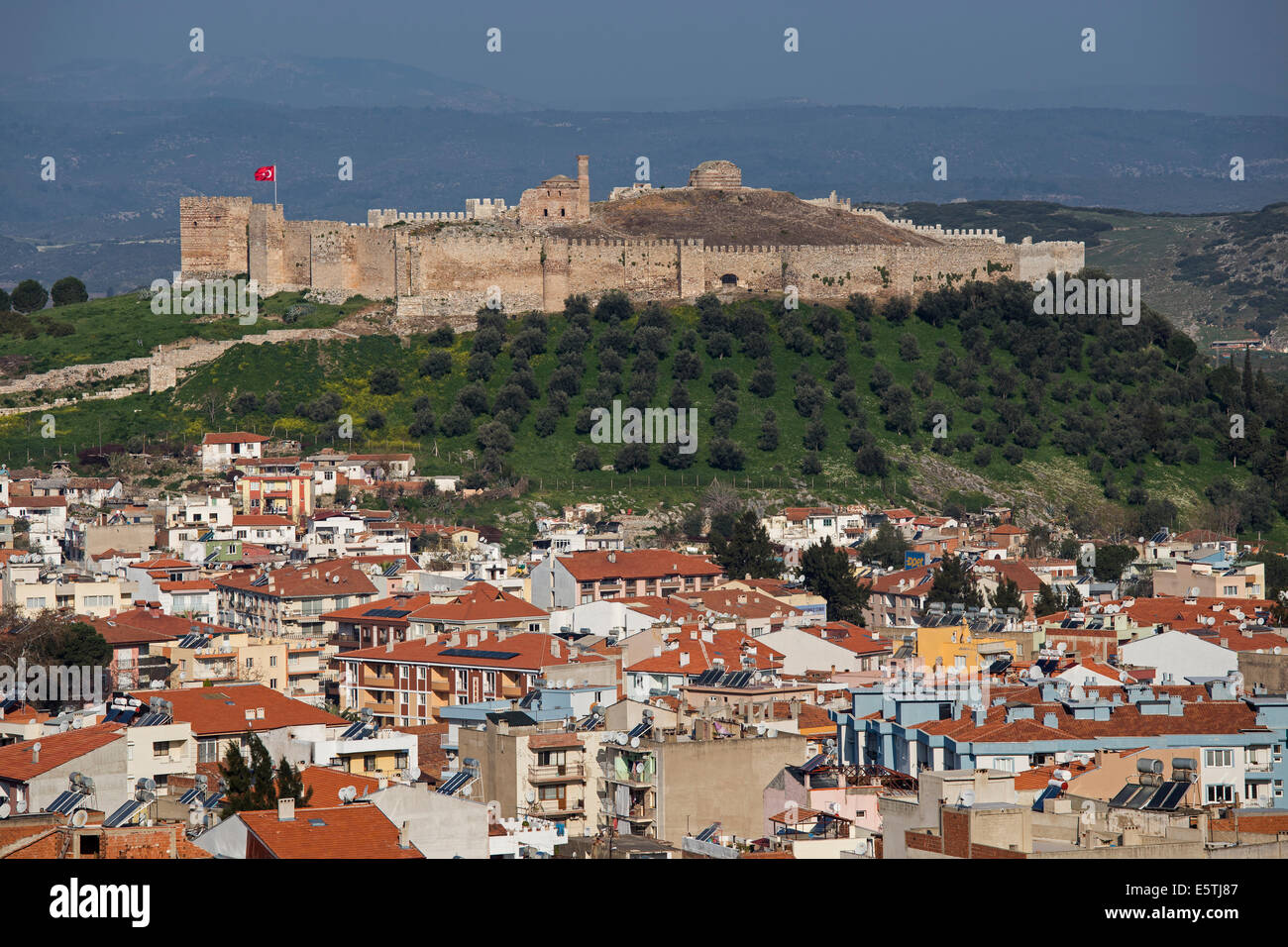 Vista panorámica de la ciudad y el castillo de Selçuk Turquía Izmir Foto de stock