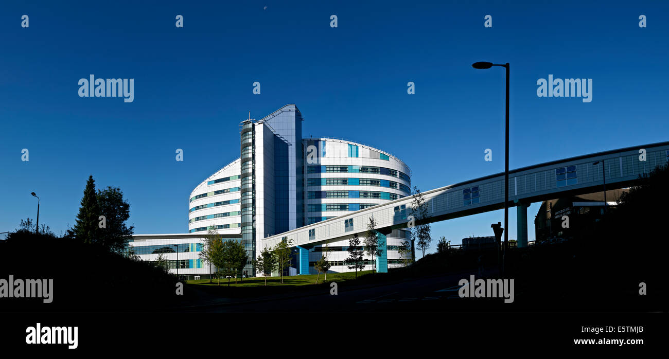 Exterior del NHS Hospital Queen Elizabeth en Birmingham, también conocido como el Hospital QE Birmingham o UHB. Foto de stock