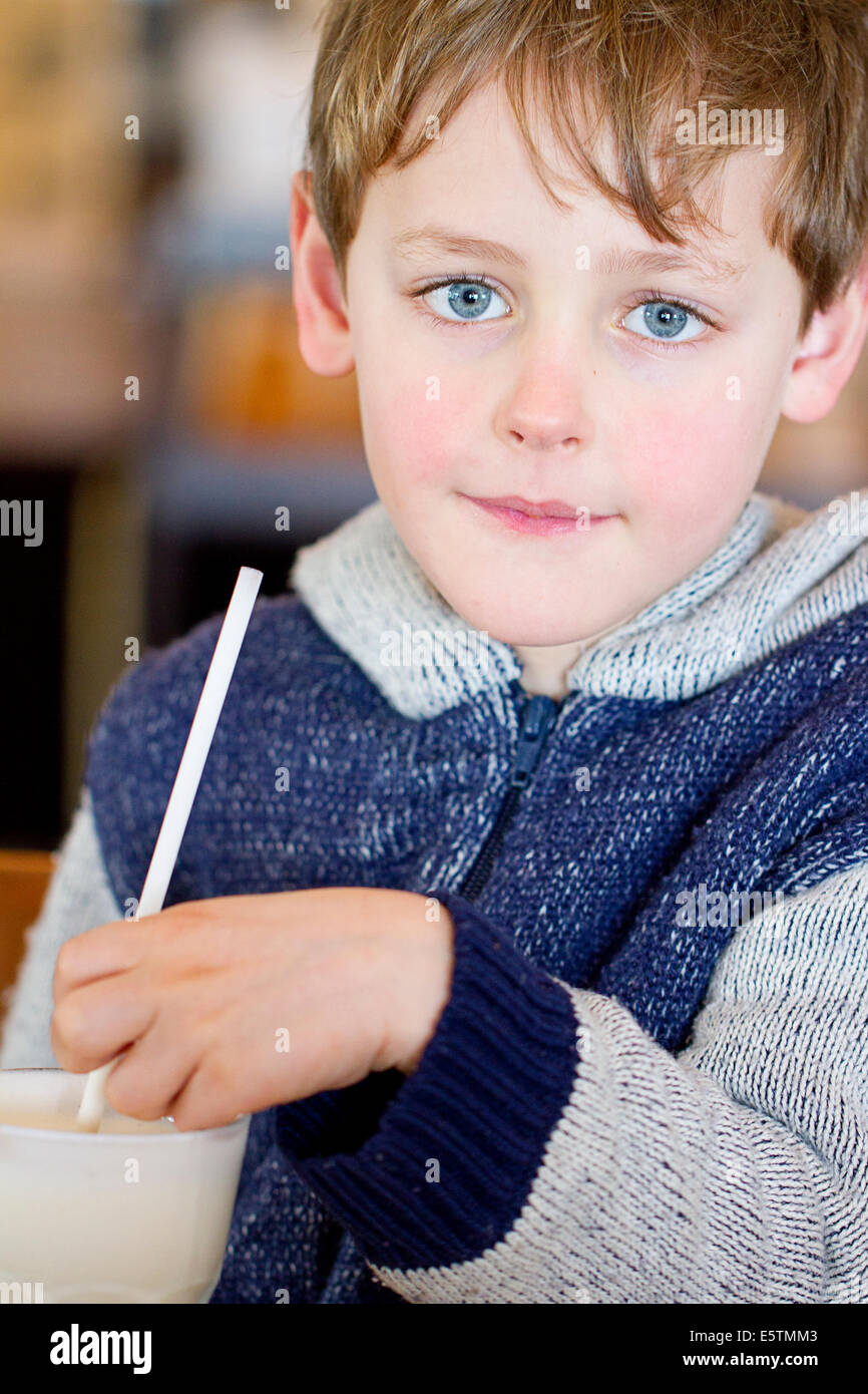 El chico de ojos azules fotografías e imágenes de alta resolución - Alamy